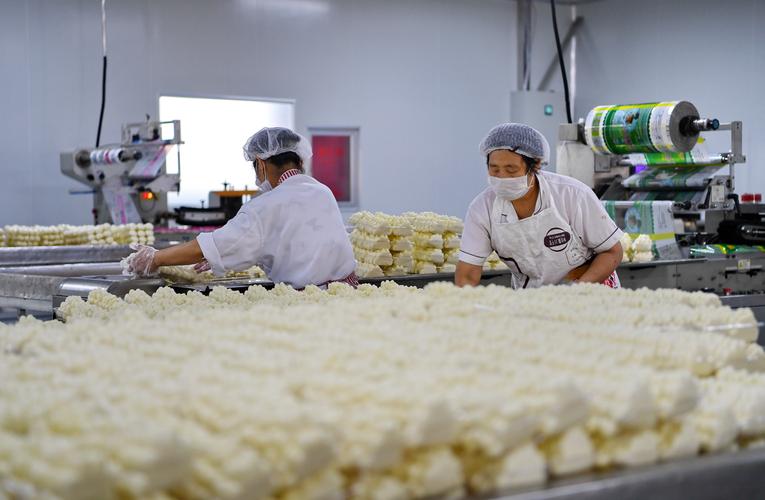 9月3日,工人在由天津转移而来的唐山市怡帆食品车间生产线