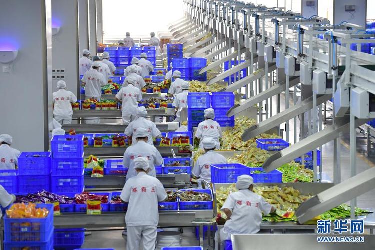 6月17日,工人在广西螺霸王食品科技螺蛳粉生产车间作业.