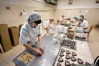 现实版查理工厂:揭秘美味巧克力生产过程